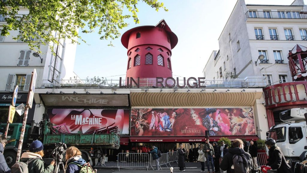 Las aspas del Moulin Rouge de París se desploman